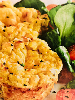 Una foto de Nidos de patata con queso y ensalada