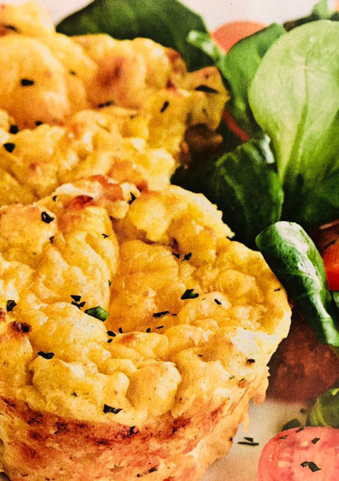 Una foto de Nidos de patata con queso y ensalada
