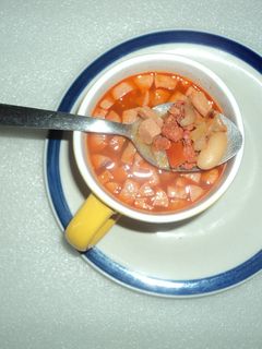 Una foto de Frijoles entomatados con chorizo y salchichas a la mexicana