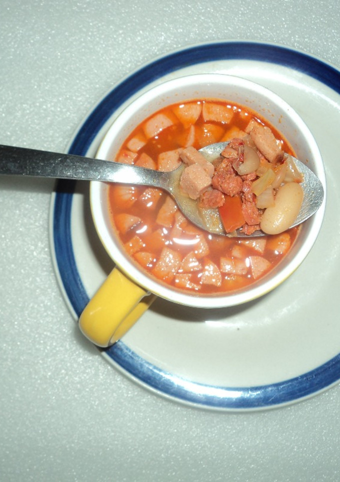 Una foto de Frijoles entomatados con chorizo y salchichas a la mexicana