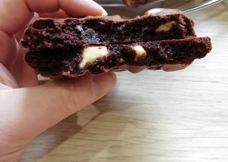 Recette Délicieuse Cookies façon Brownies aux pépites de chocolat blanc