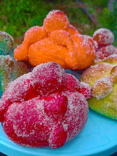 Una foto de Pan de muerto arcoíris 🌈