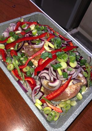 Una foto de Bondiola al horno con verduras🫑🧅🧄