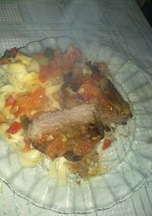 Una foto de Bife de chorizo con fideos salteados con verduras...🤔
