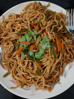વેજ હક્કા નૂડલ્સ (Veg. Hakka Noodles Recipe In Gujarati) રેસીપી મુખ્ય ફોટો