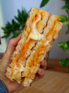 Una foto de Sándwich de calabaza asada y queso de cabra