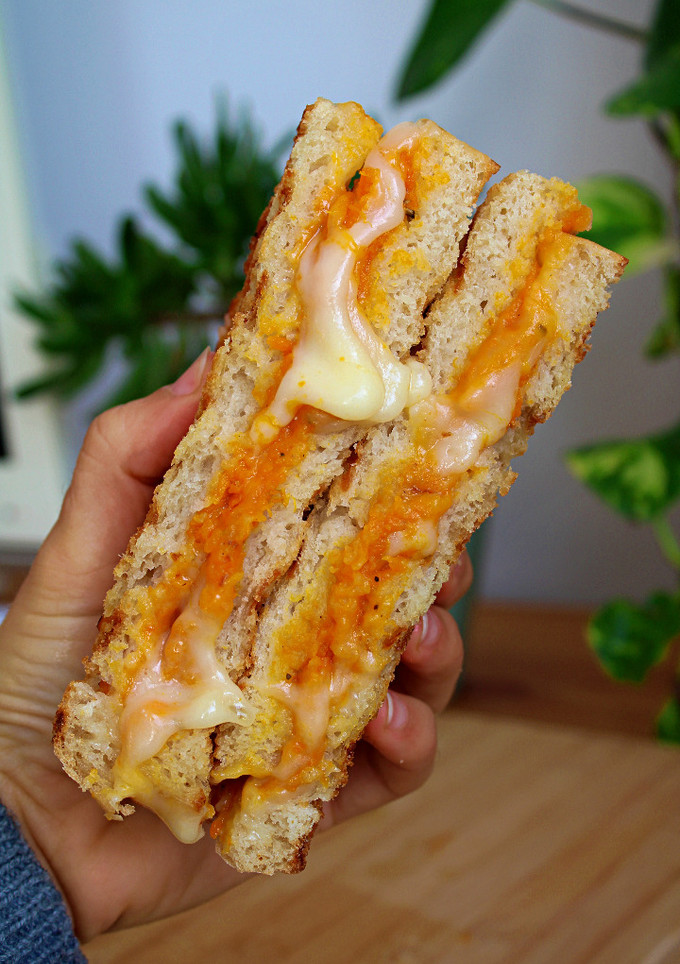 Una foto de Sándwich de calabaza asada y queso de cabra