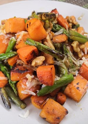 Una foto de Wok de batata, zanahoria y espárragos verdes con vinagreta