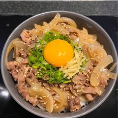 牛丼 (Gyūdon) A picture of 牛丼 (Gyūdon).