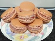 Una foto de macarons de vainilla