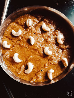 સુખડી (Sukhdi Recipe In Gujarati) રેસીપી મુખ્ય ફોટો