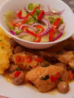 Una foto de Pollo estofado con champiñones, polenta y ensalada