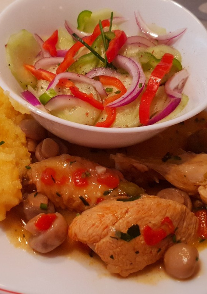 Una foto de Pollo estofado con champiñones, polenta y ensalada