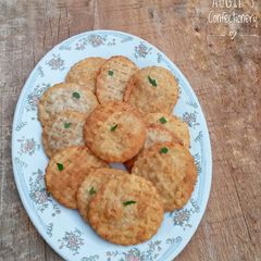 A picture of Spicy onion and garlic cracker.