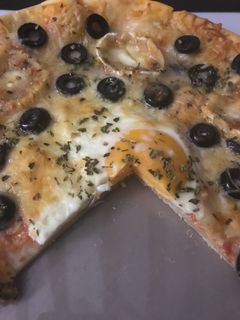 Una foto de Pizza dos quesos y huevo