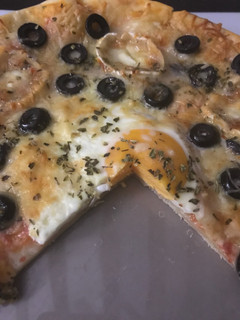 Una foto de Pizza dos quesos y huevo
