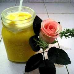A picture of Jus mangga segar#enakabikinsendiri.