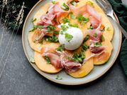 Une photo de burrata fruits