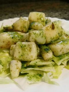 Una foto de Sepia con salsa verde
