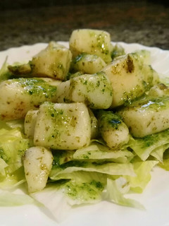 Una foto de Sepia con salsa verde