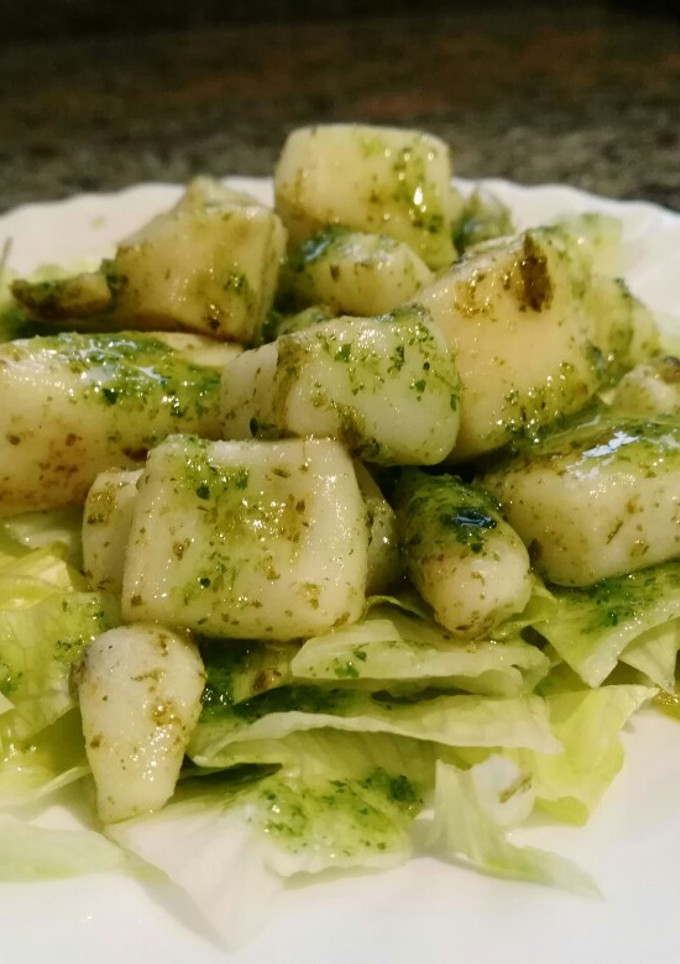 Una foto de Sepia con salsa verde