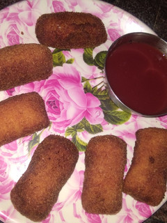பொரித்த மொறு மொறு உருளைக்கிழங்கு பிரட் ரோல் (Urulaikilanku bread roll recipe in tamil) செய்முறை முக்கிய புகைப்படம்