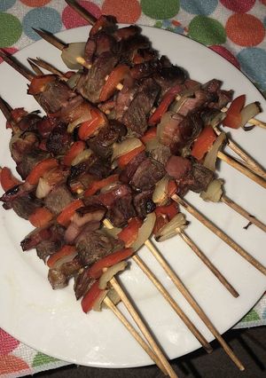 Una foto de Brochettes de carne y vegetales