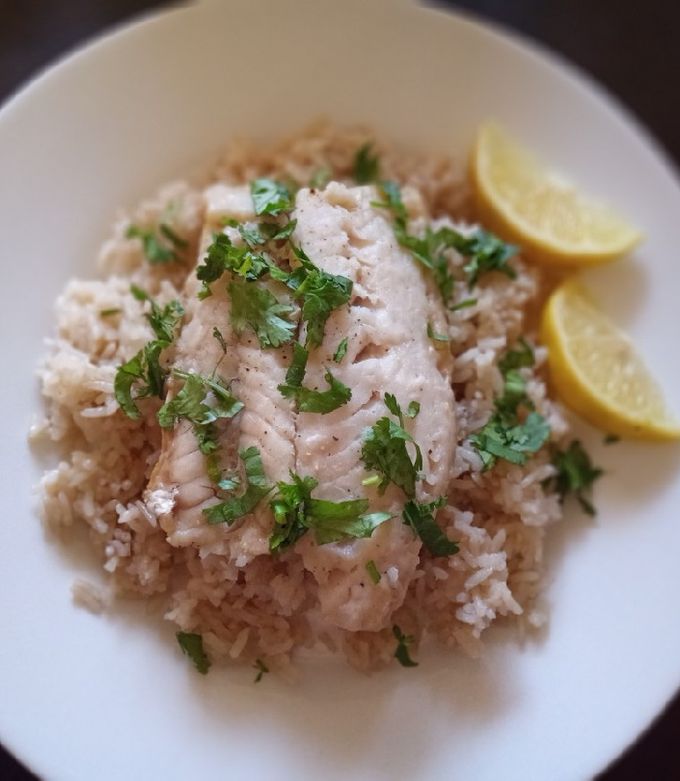 Una foto de Merluza y arroz al vapor en 1 paso