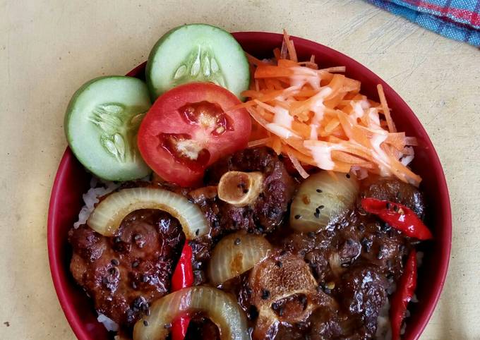 Resep Rice Bowl Buntut Sapi Bumbu Lada Hitam Oleh Ayunabillarumaropen Cookpad