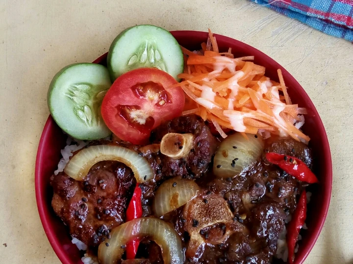 Langkah Mudah untuk Membuat Resep Rice Bowl (Buntut Sapi Bumbu Lada Hitam) yang Bikin Ngiler