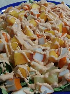 Una foto de Ensalada de brotes tiernos con salsa rosa 🍑🍍🍏