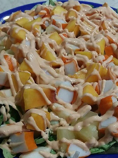 Una foto de Ensalada de brotes tiernos con salsa rosa 🍑🍍🍏