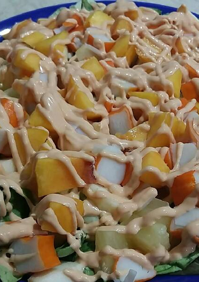 Una foto de Ensalada de brotes tiernos con salsa rosa 🍑🍍🍏