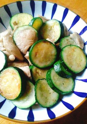 櫛瓜炒鮑魚菇 的食譜成品照片