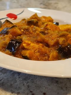 Una foto de Pavo en salsa de berenjena y tomate