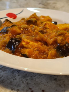 Una foto de Pavo en salsa de berenjena y tomate