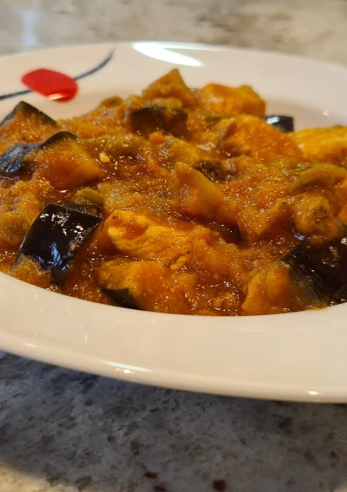 Una foto de Pavo en salsa de berenjena y tomate