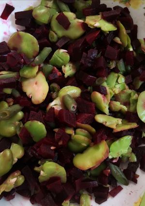 Una foto de Ensalada cocida de habas, beterraga y vainitas