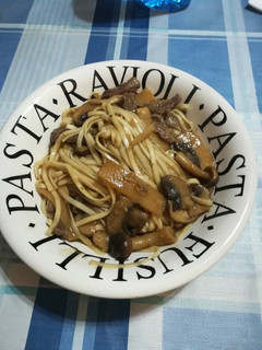 Una foto de Fideos chinos con ternera, bambú y setas