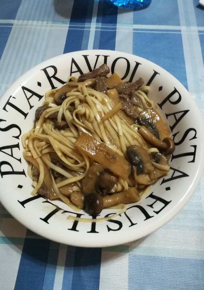 Una foto de Fideos chinos con ternera, bambú y setas