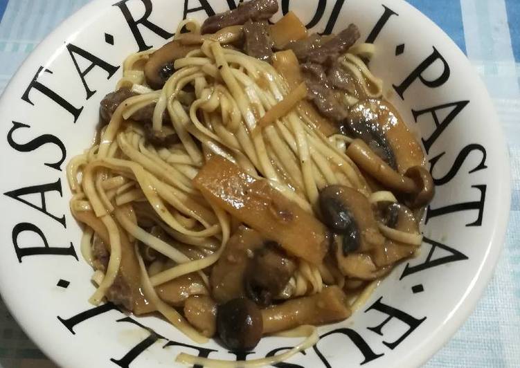 Fideos chinos con ternera, bambú y setas