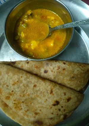 A picture of Matar paneer.