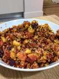 Cuscús aromático de coliflor al curry, con manzana y salsa de moras