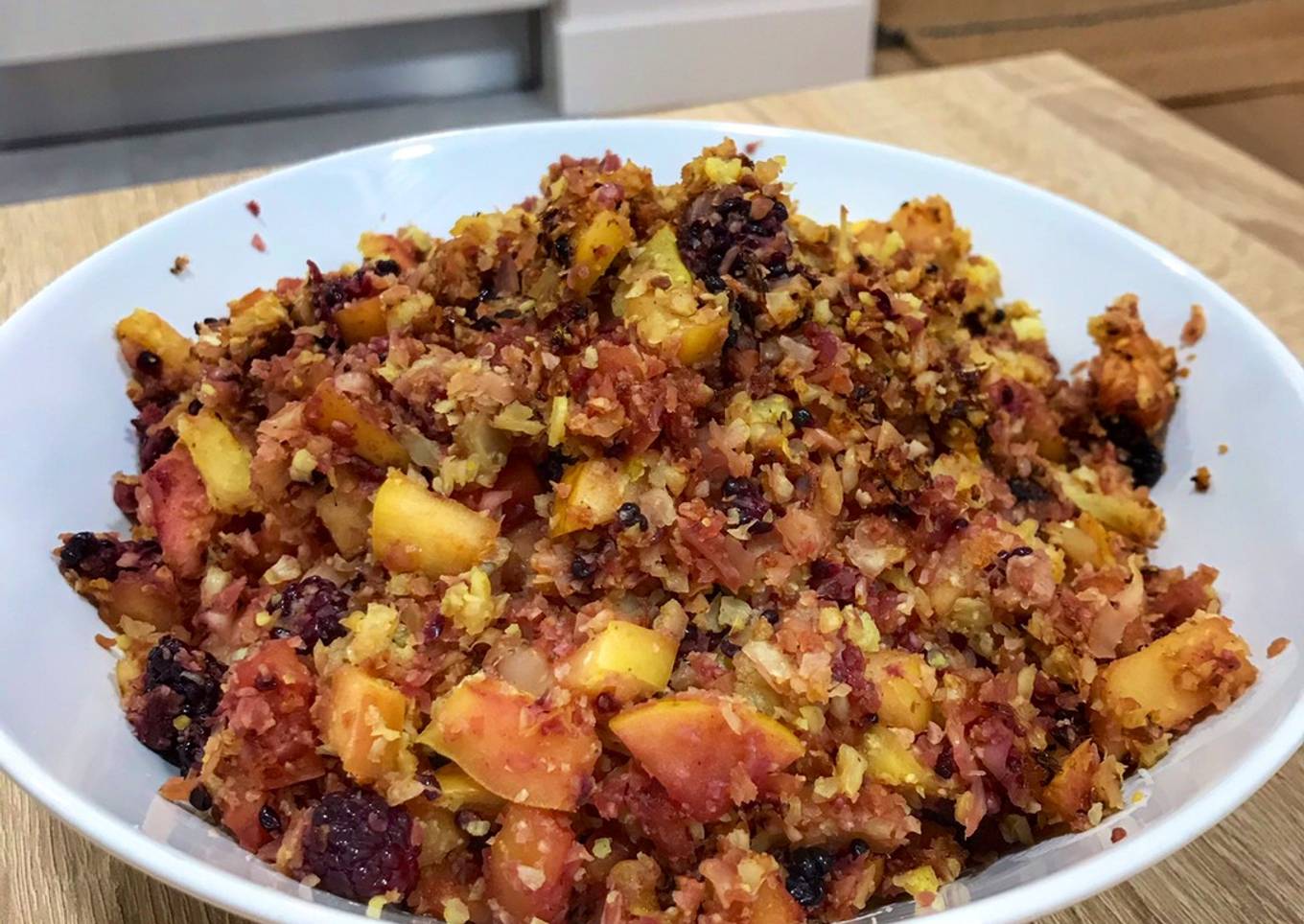 Cuscús aromático de coliflor al curry, con manzana y salsa de moras
