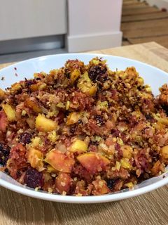 Una foto de Cuscús aromático de coliflor al curry, con manzana y salsa de moras