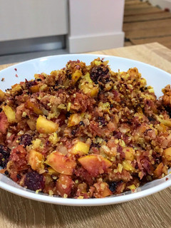 Una foto de Cuscús aromático de coliflor al curry, con manzana y salsa de moras
