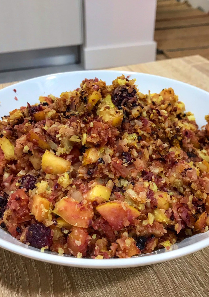 Una foto de Cuscús aromático de coliflor al curry, con manzana y salsa de moras