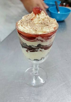Una foto de Triffle con frutos de estación
