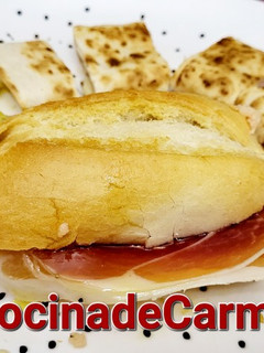 Una foto de Pulguita de jamón con acompañamiento