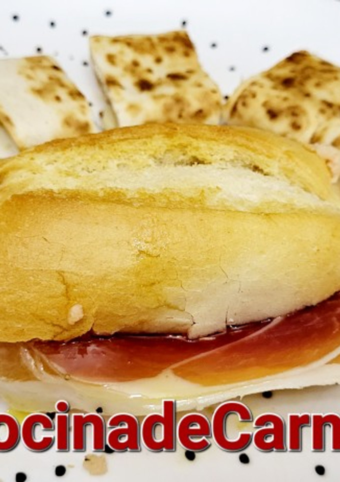 Una foto de Pulguita de jamón con acompañamiento